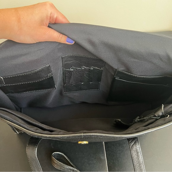 Genuine Leather tote bag in black with two straps and flap - Picture 5 of 9